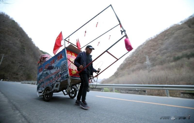 小伙徒步1400公里到家过年父亲落泪 小伙徒步1400公里回家过年，父亲落泪
2