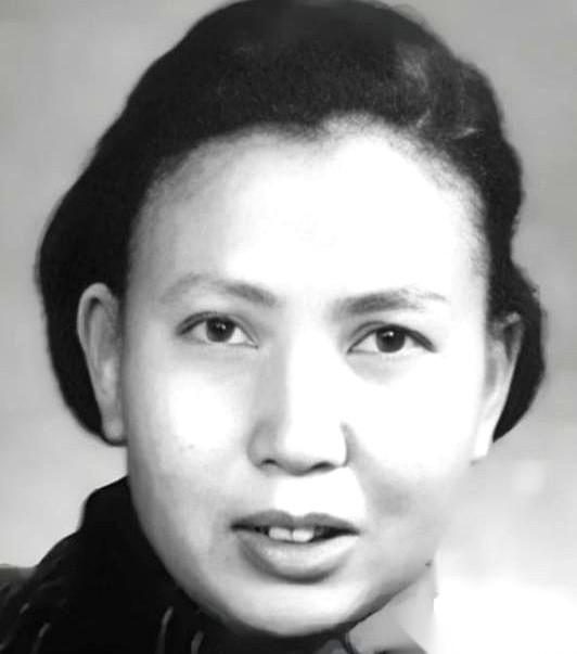 都叫她“双枪老太婆”，可真到了阎王殿门口，救她命的不是枪。
是那两千块银元。
更