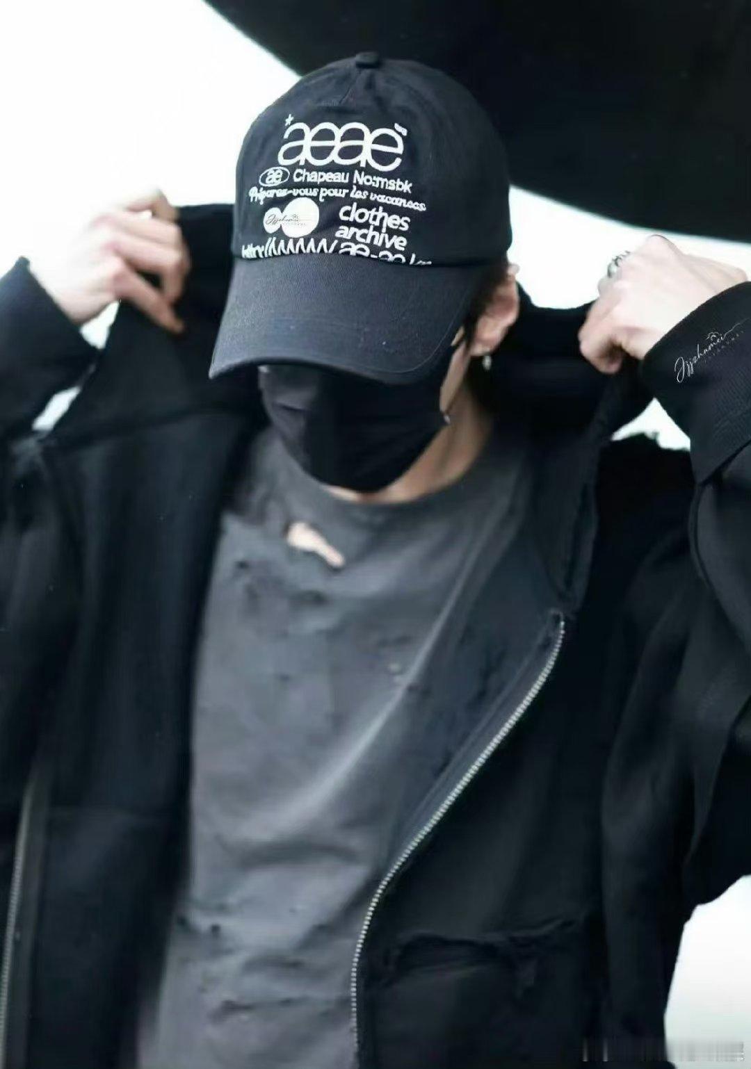 何与举发光风扇宣传百花杀何与hi6上班整活何与上班路透好吸睛，发光风扇不离手，全