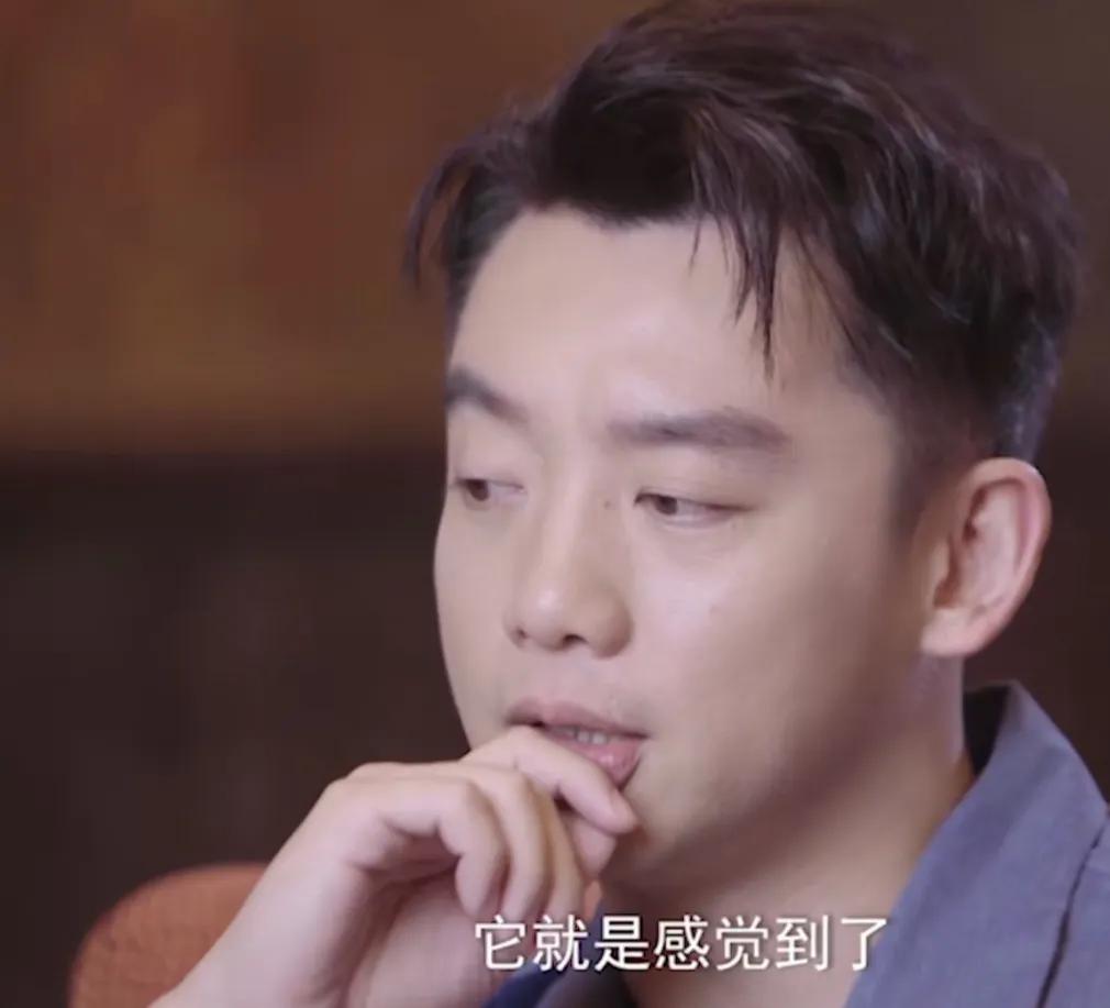 郑恺回忆初见苗苗，没有一见钟情，说：“它不叫一见钟情，它也不叫日久生情，它就是感