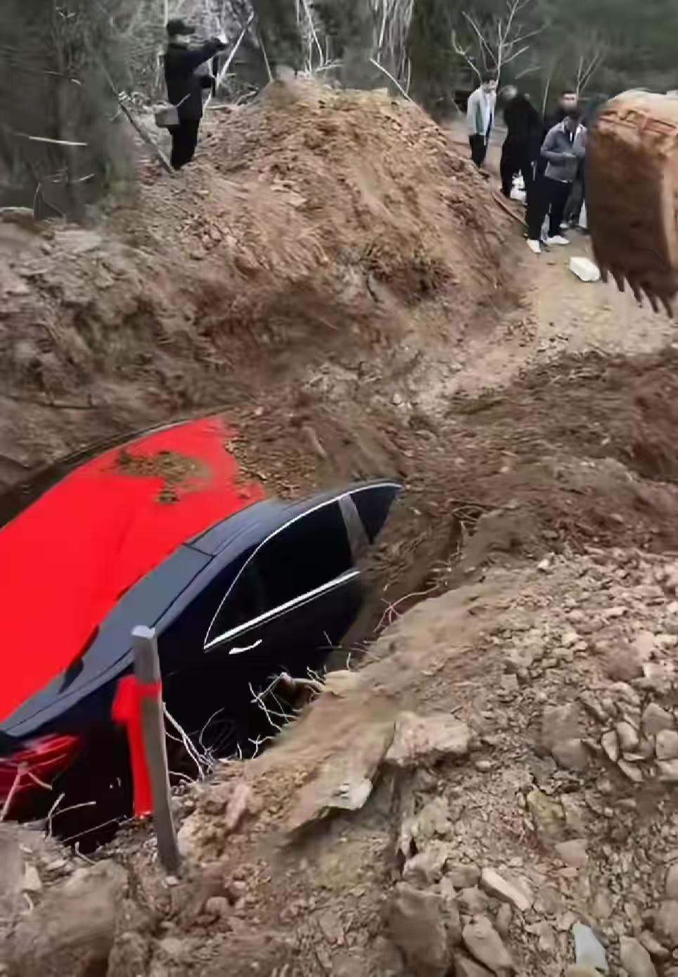 重回古代了吗？直接陪葬一台崭新的奔驰S450L！古代陪葬金银珠宝，现在陪葬汽车。