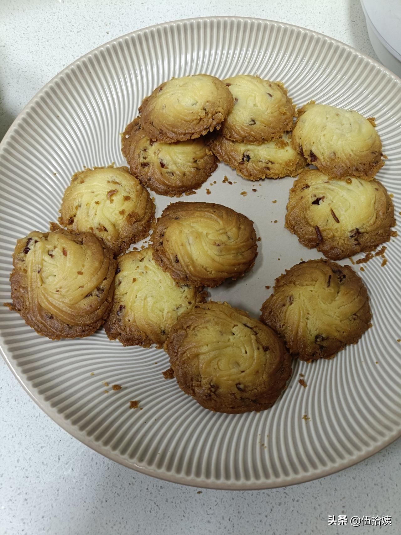 你们要的曲奇来了[黑线][黑线]
忙了一下午
葱香咸味曲奇烤制结束
好吃，型也可