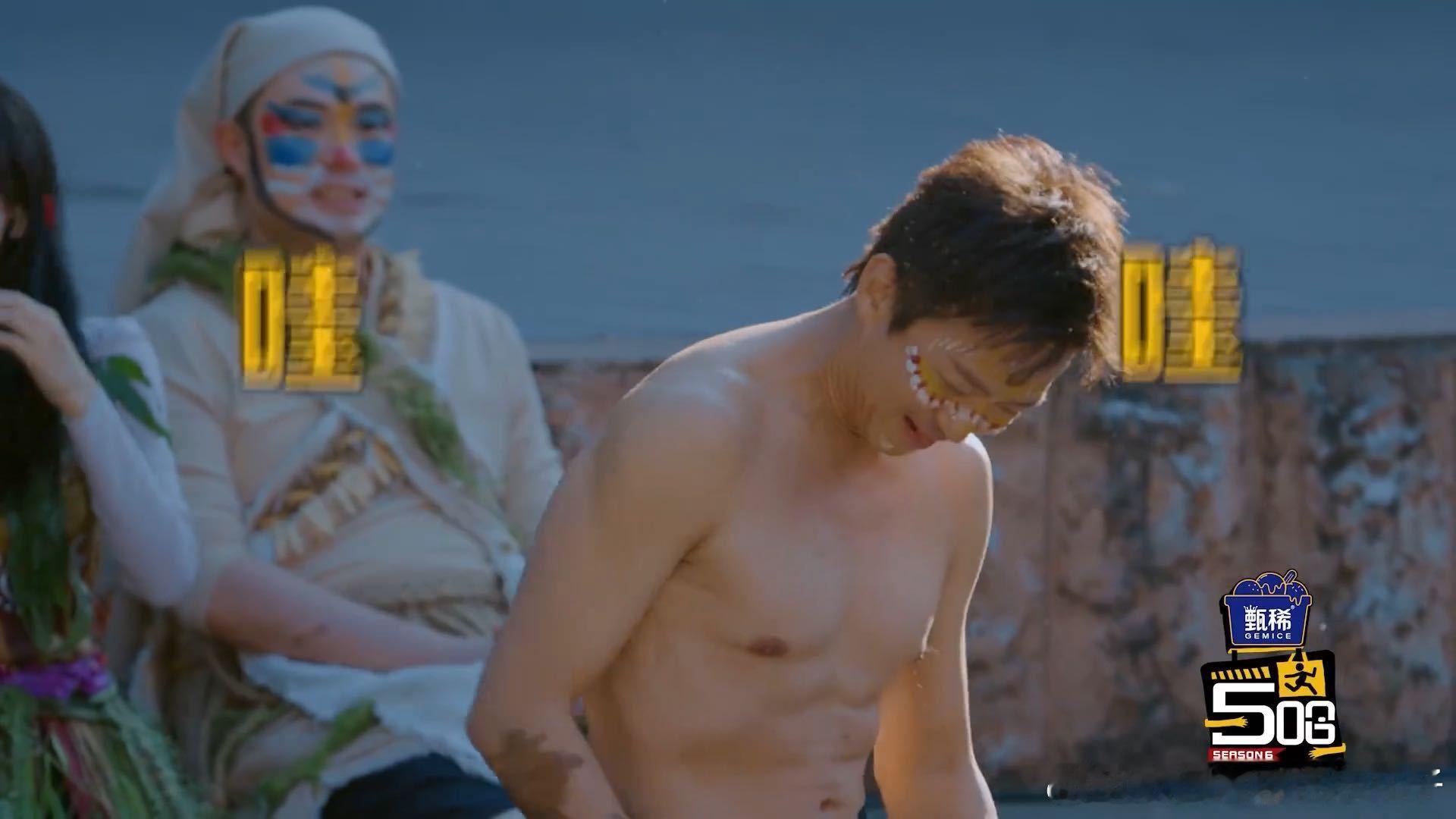 邓超四块腹肌47岁邓超有腹肌 五哈新预告炸了！邓超脱衣露出四块腹肌，47岁这状态