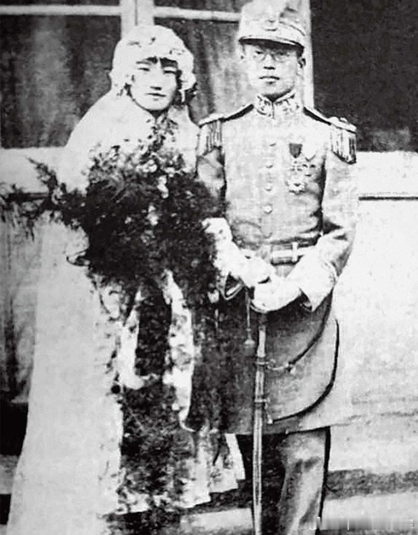 1922年北京《世界画报》刊载的王赓、陆小曼结婚照历史影像