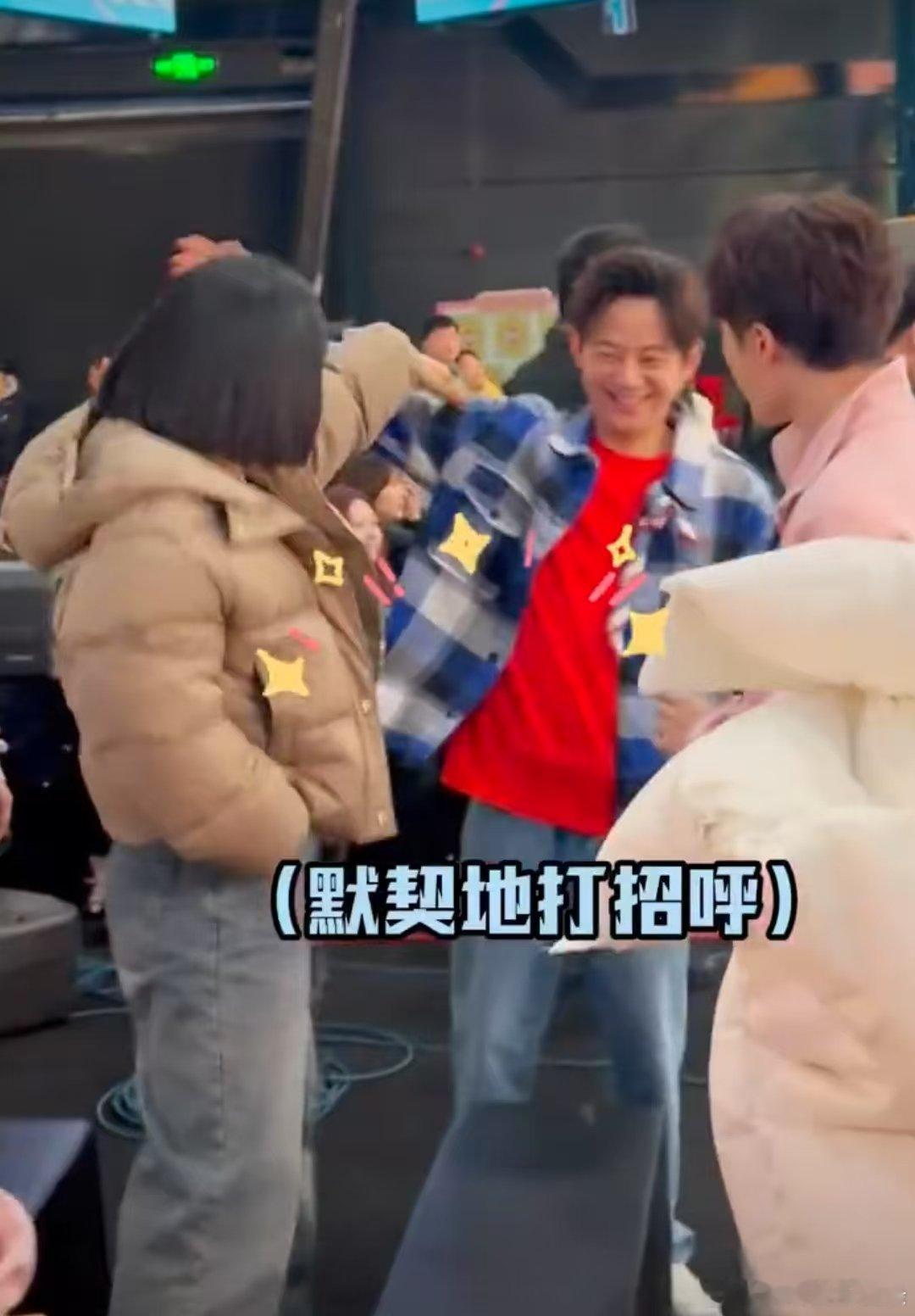 何炅[超话]  论默契还得是何炅谢娜  你好星期六   娜姐和何老师真是老朋友了