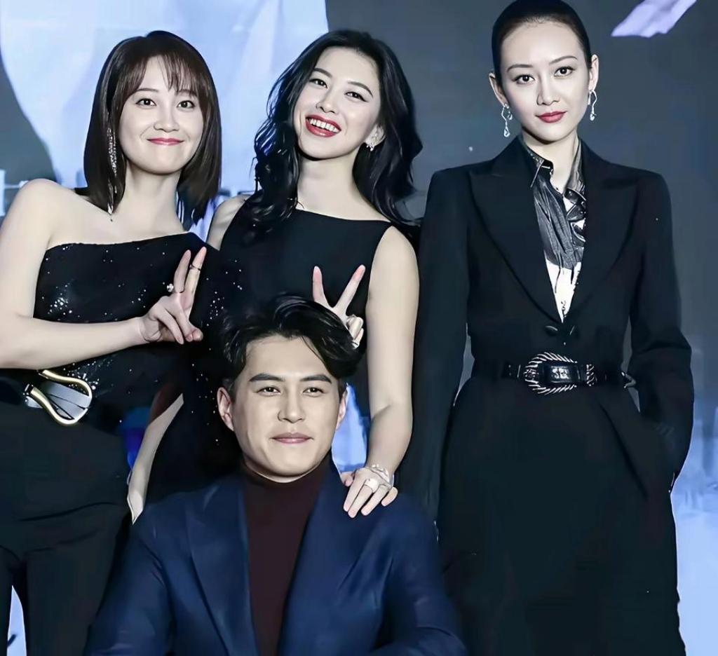 这组合绝了，各自发光又莫名和谐。颜值气质又双重暴击。

靳东C位镇场！王鸥冷艳蓝