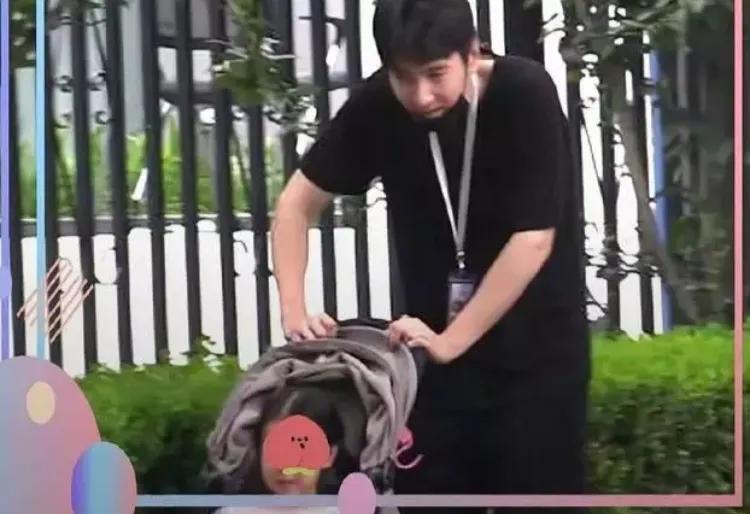 赵又廷和爸爸的力量是MAX！推着婴儿车接女儿放学，女儿长得像高圆圆，太可爱了！小