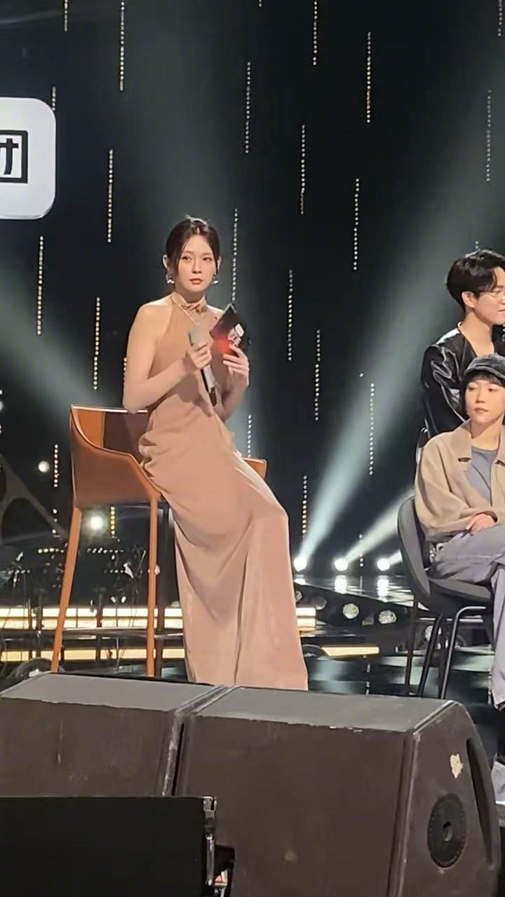 沈梦辰悄悄穿了个外套这是有多冷啊，女星能不能不要服美役了。 