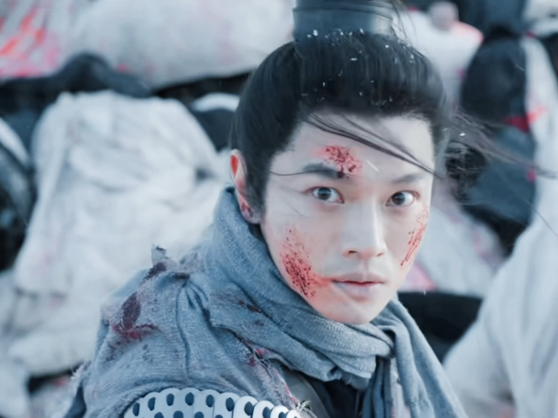 冰湖重生黄曦彦给李昀锐挡箭镜头 冰天雪地，一箭穿心。月七倒在主公怀里，白衣红梅般