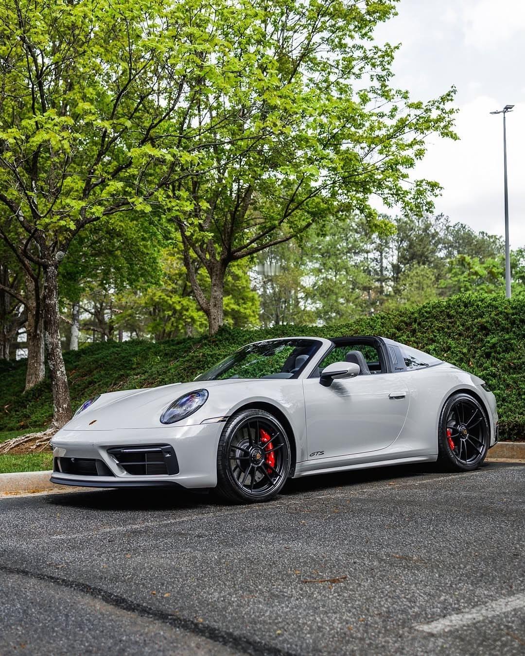 你喜欢这个石灰灰美颜吗？🩶992 Targa 4 GTS，采用石灰灰金属漆和皮