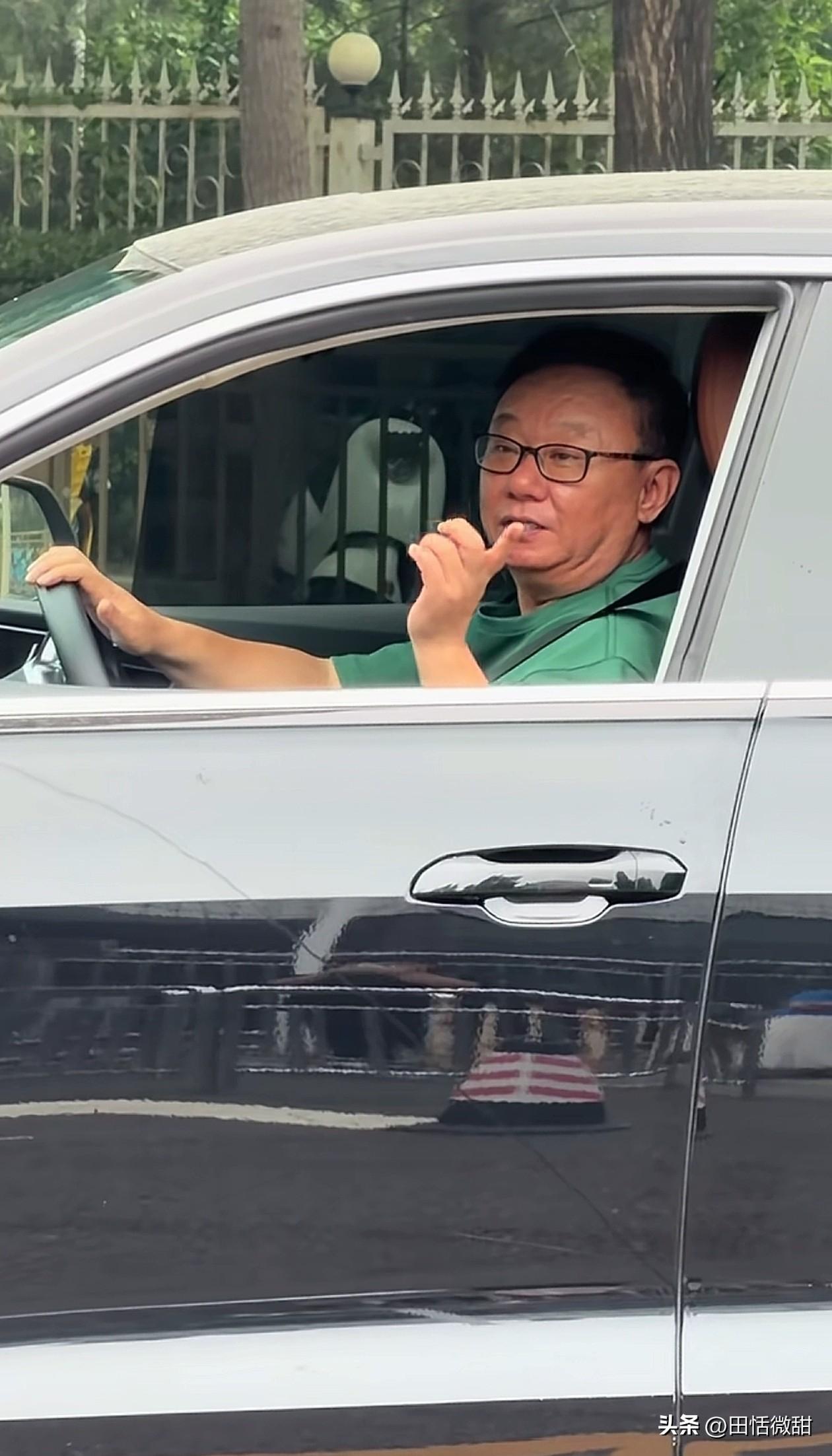 小品演员邵峰亲自开车去录制节目。

没想到的是，一向接地气的老演员座驾是百万级别