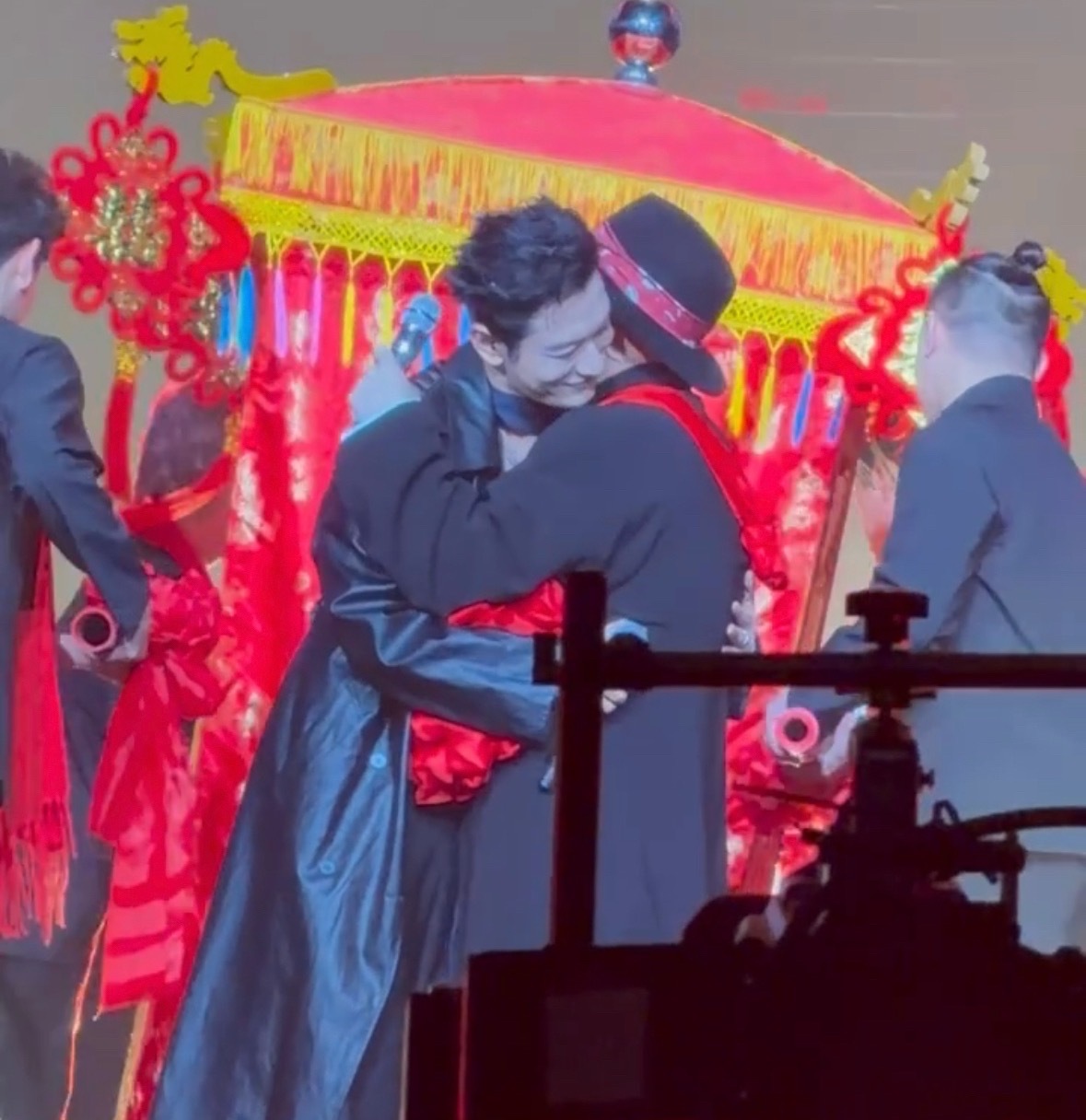 岳云鹏对黄晓明说我想娶你岳云鹏演唱会亲了黄晓明这哥俩关系真好啊岳云鹏唱大花轿把黄