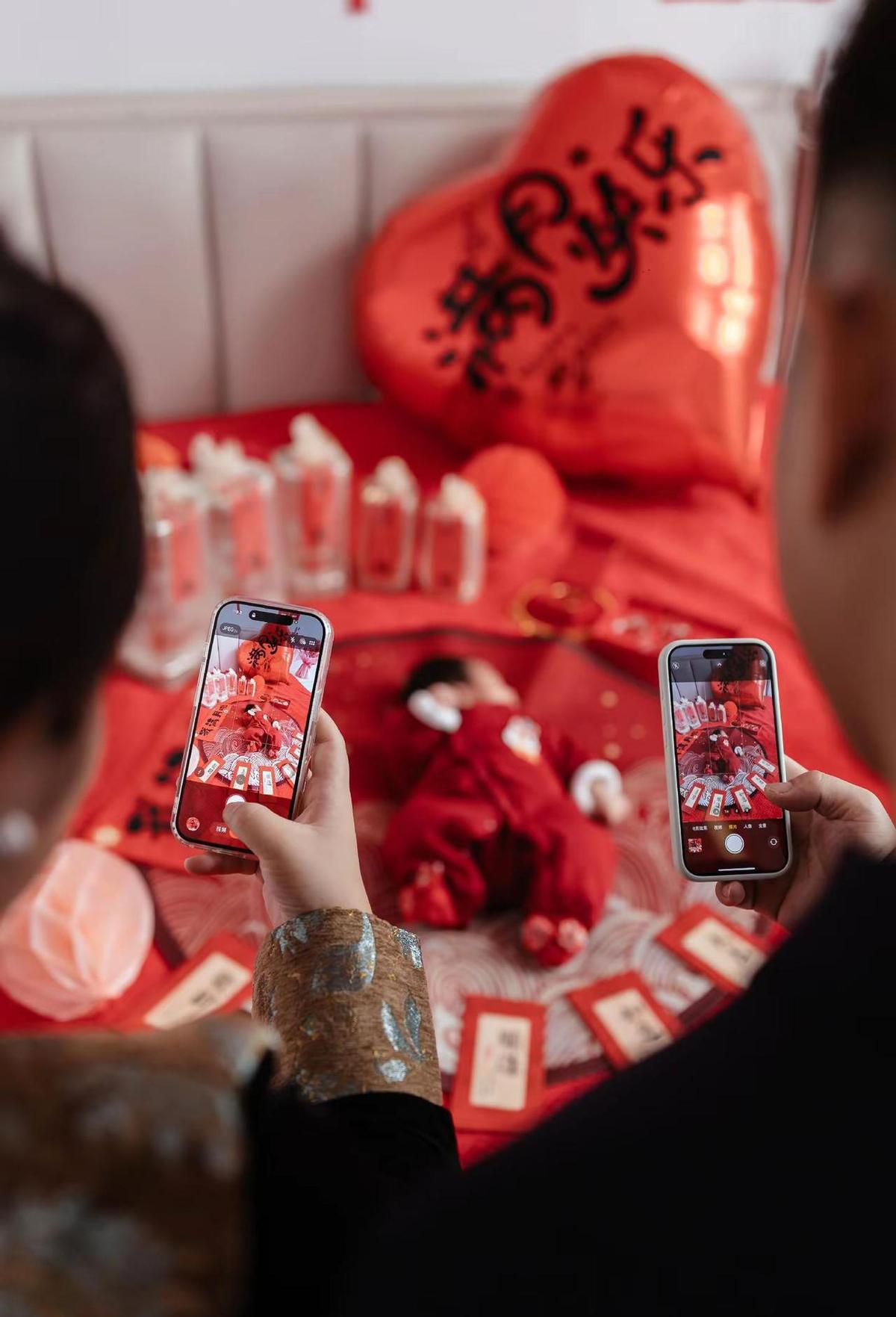 月宴不是吃饭，是全家人的高光时刻。
镜头一开，爷爷奶奶笑出皱纹，爸妈手抖得抱不稳