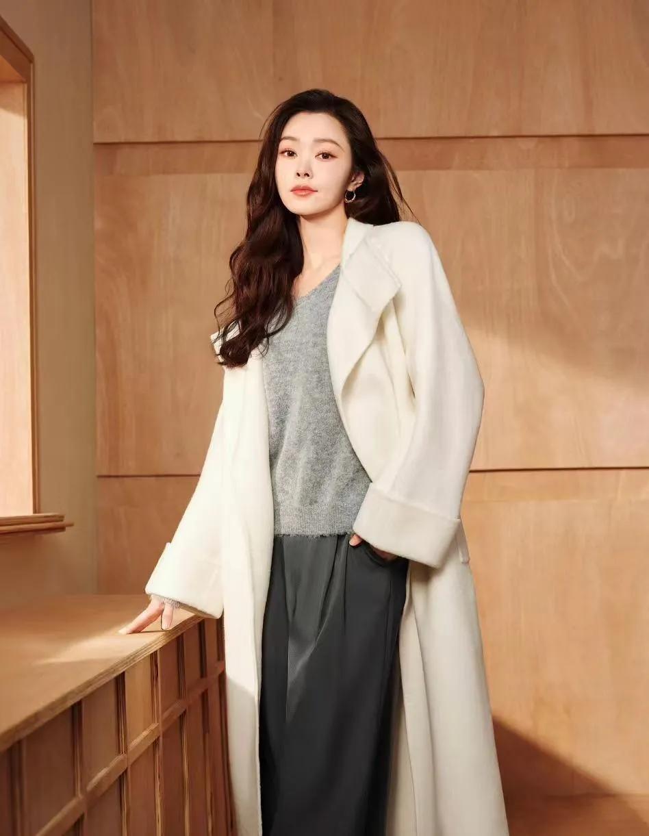 宋轶的白大衣穿搭，把“温柔显贵”焊在身上了
 
宋轶这组造型一出来，直接戳中秋冬