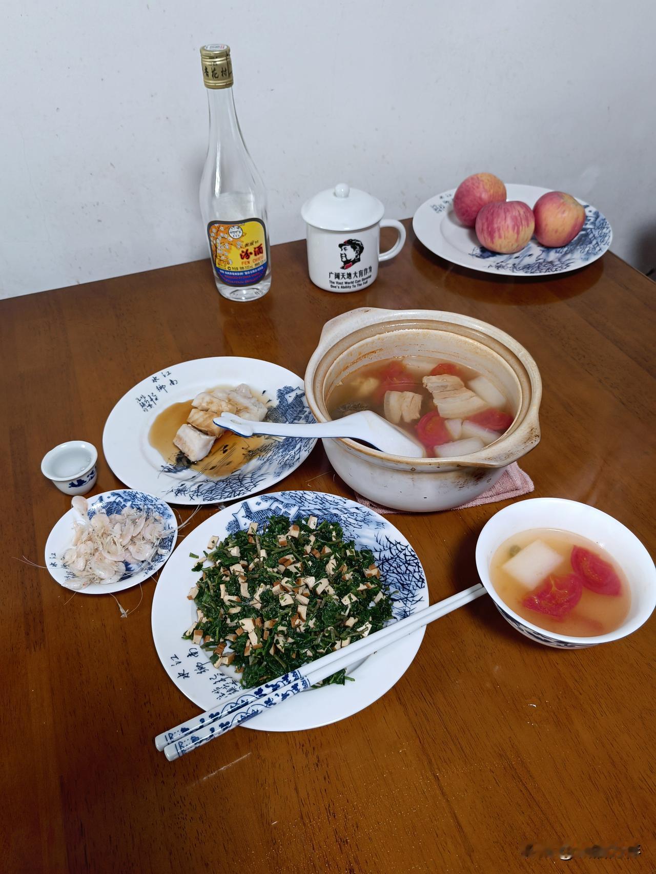 昨天中午在门口摘一些自己种的香椿芽炒鸡蛋，今天中午在门口摘一些马兰头拌豆腐干，春