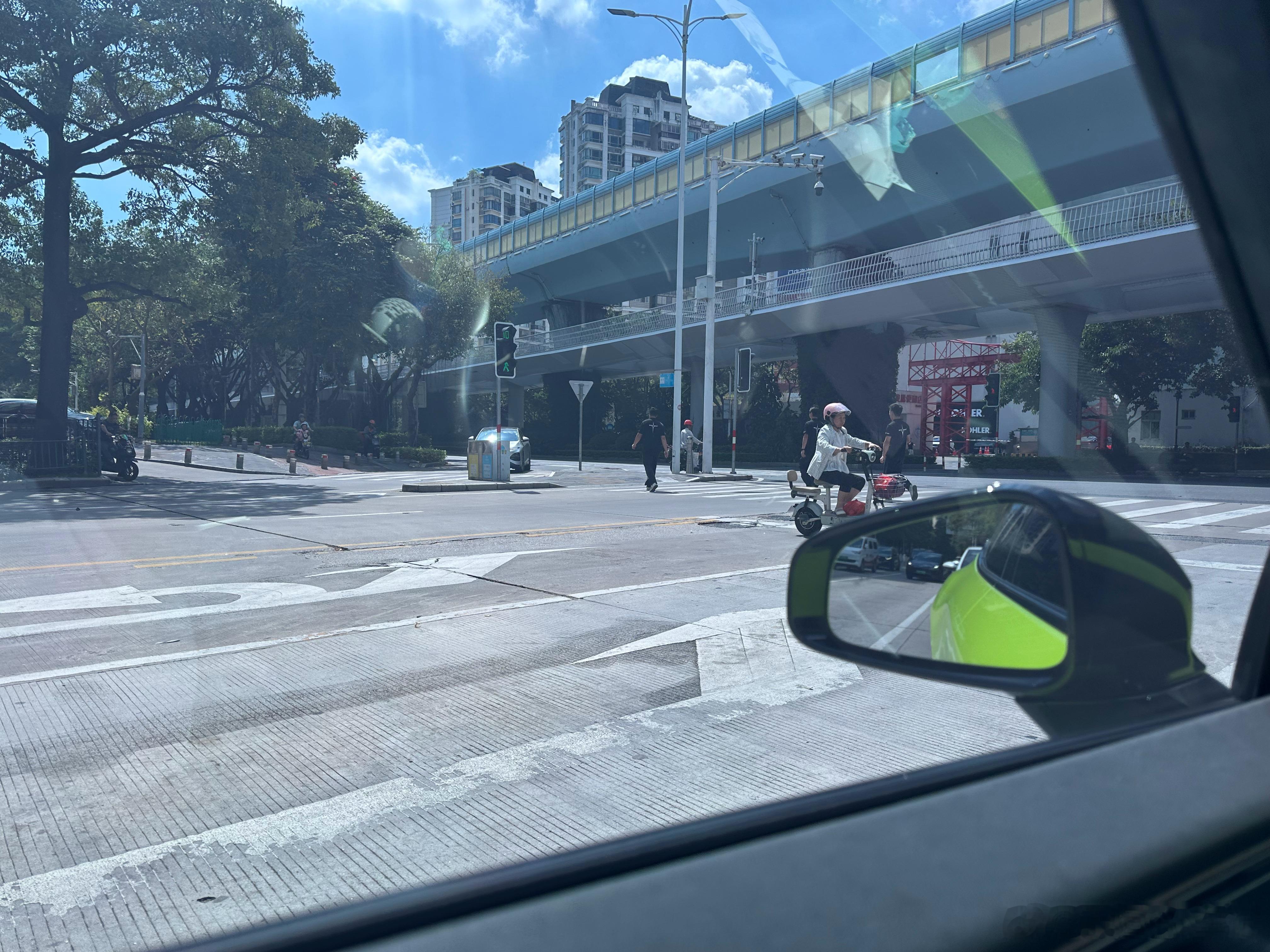 为了躲太阳，停个红绿灯离那么远，两车道前面起码还能停个5台车 ​​​