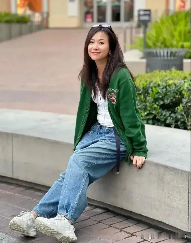 徐静蕾 别说50岁，就是说30多岁我也是信的，她虽然不是惊艳型的美女，第一眼看上