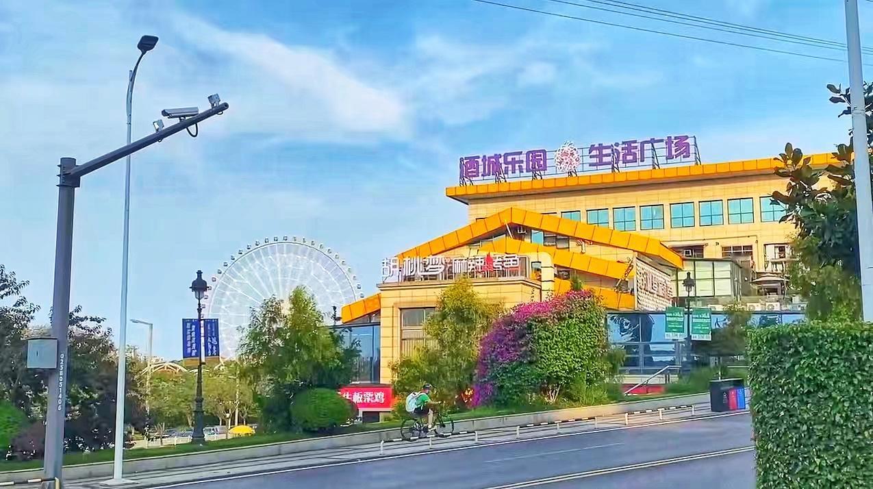五月的酒城乐园，尽显姹紫嫣红与市井生活的温柔
 周末，去酒城乐园，刚拐进春景下路