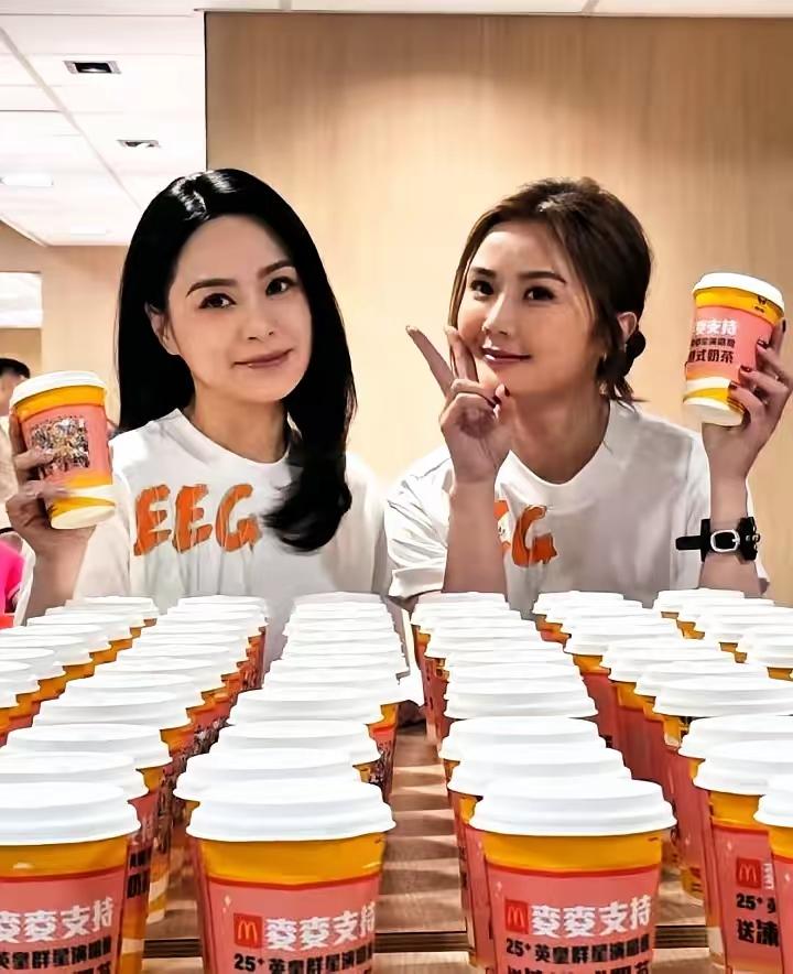 香港尖沙咀街头，阿娇与阿Sa为庆祝英皇25周年，亲手向路人派发奶茶。这对携手数十