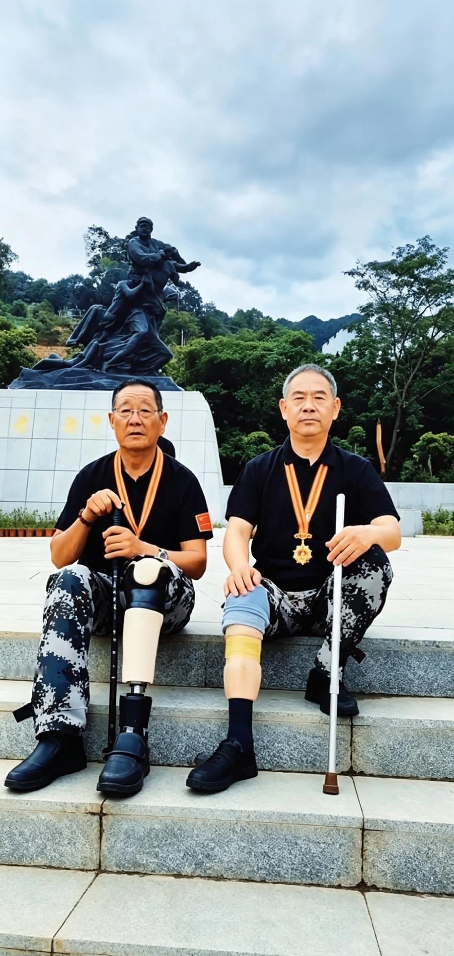 他俩是同乡战友，都是同年参加老山211高地争夺战受的伤，一个左腿被炸断，一个右腿