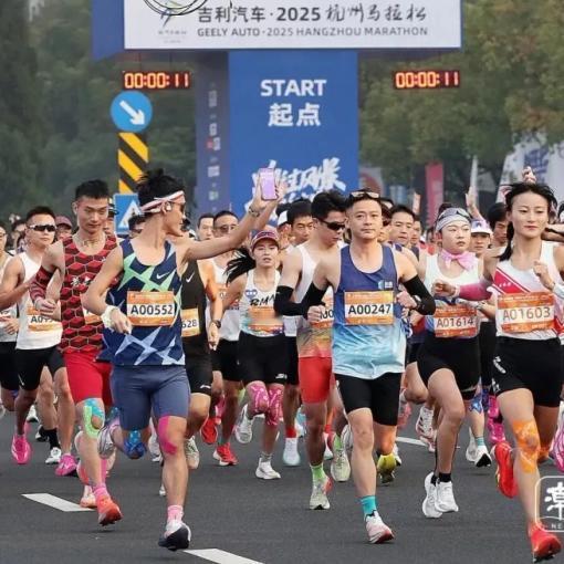今天3万人跑进最甜杭州
今早，3万人从黄龙体育中心出发，跑过西湖、钱江新城，沉浸