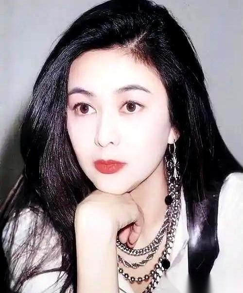 “我这辈子，什么男人都试过了。”
这话从关之琳嘴里说出来，真的，像一颗炸雷。
单