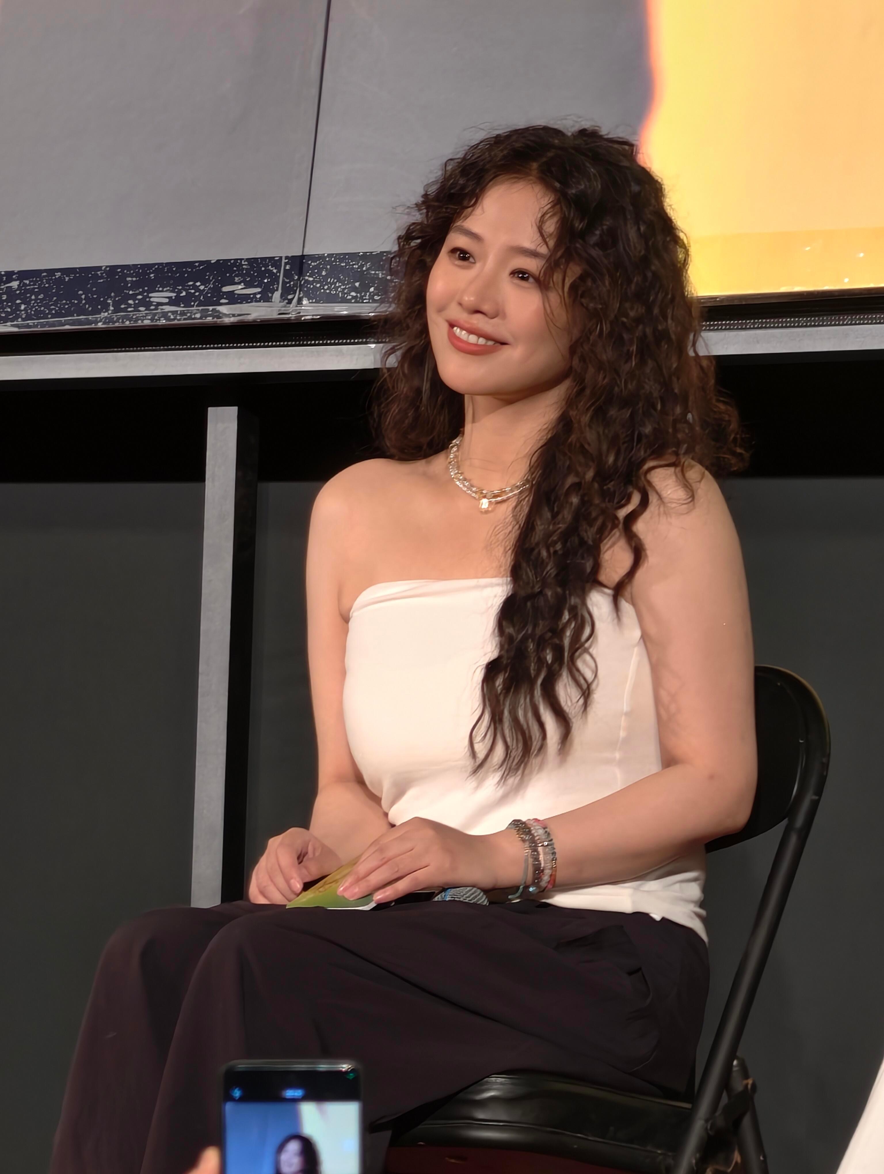 活人感好强，气血十足的感觉~女明星应该回归这样正常的审美~马思纯又瘦了