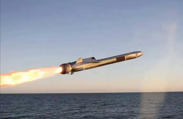 伊朗导弹击中600公里外海上目标，美航母生存空间被彻底压缩！
        刚