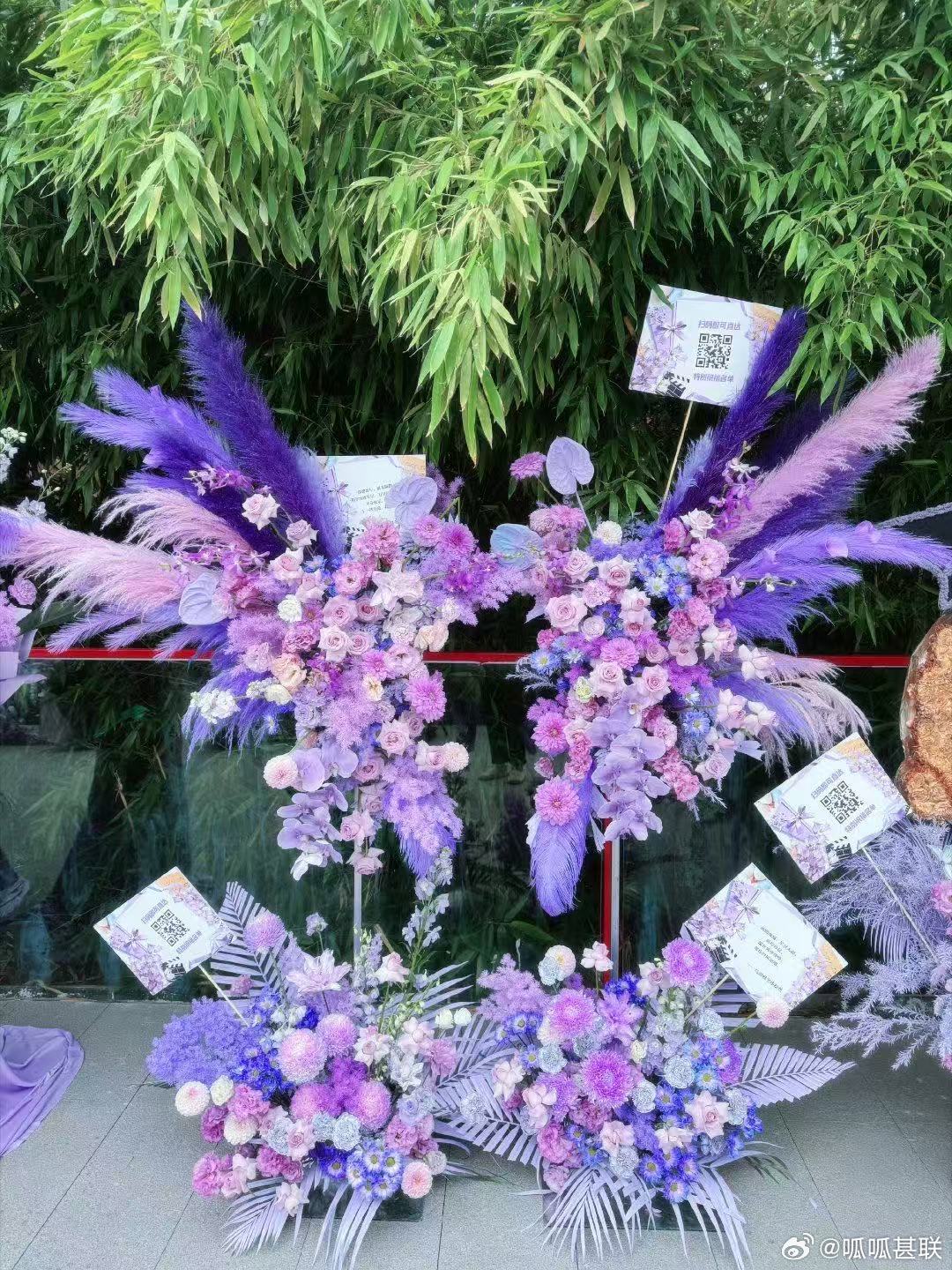 马嘉祺毕业典礼花篮应援 刷到现场实拍直接被这片紫花海惊艳，花墙造型大气精致，各式