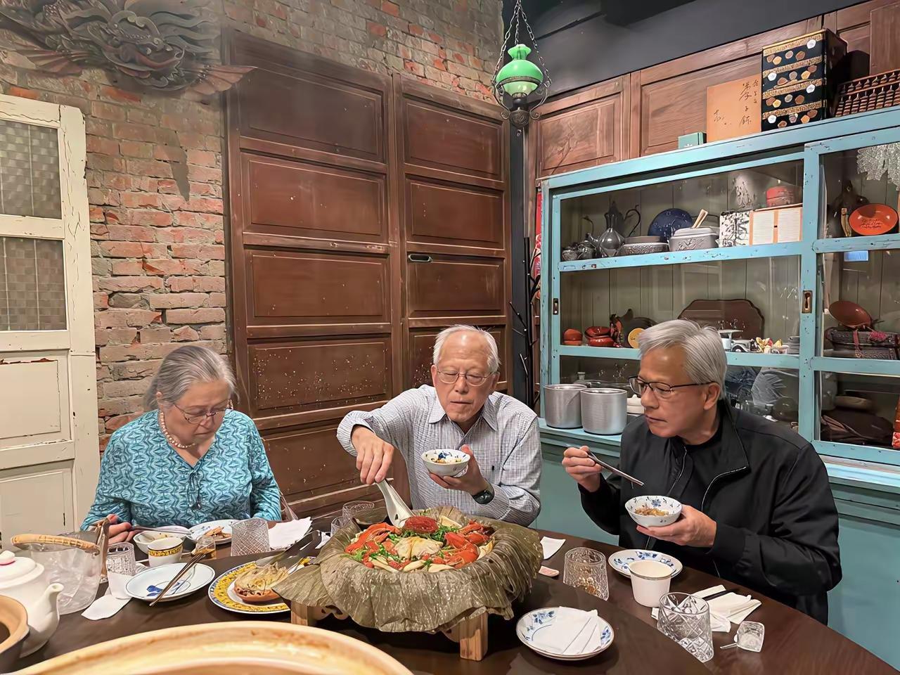 黄仁勋的父母，九十多岁的老人了。真是让人感到诧异，黄仁勋的父母竟然都还健在。生活