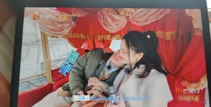 金莎问合照路人你有美颜吗妻子的浪漫旅行谁出门合照会先问美颜？也就可爱金莎了 