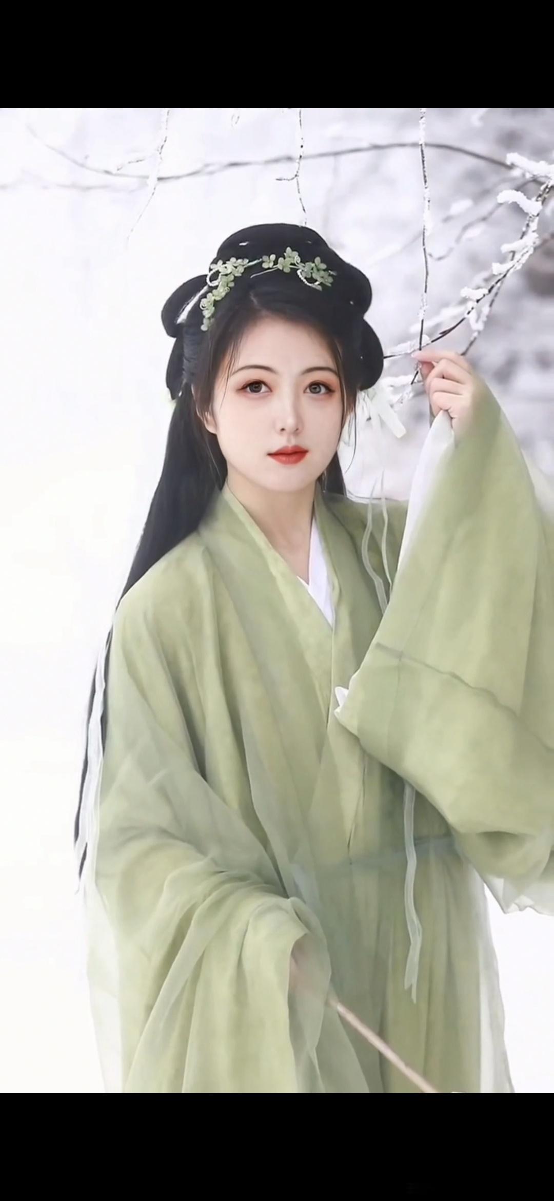 #情爱日记[超话]#原创——七绝·东篱十月东篱霜未落，黄花满地冷香浮。何当载酒寻