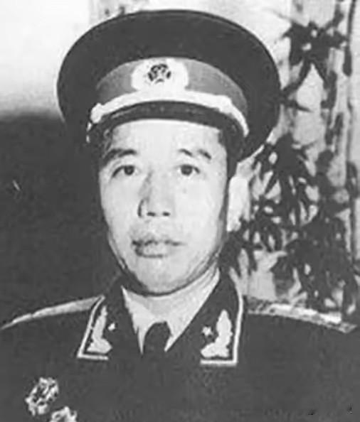 1950年，由马家军改编来的解放军骑兵部队突然叛乱，全员系上白布条冲锋，王震派装