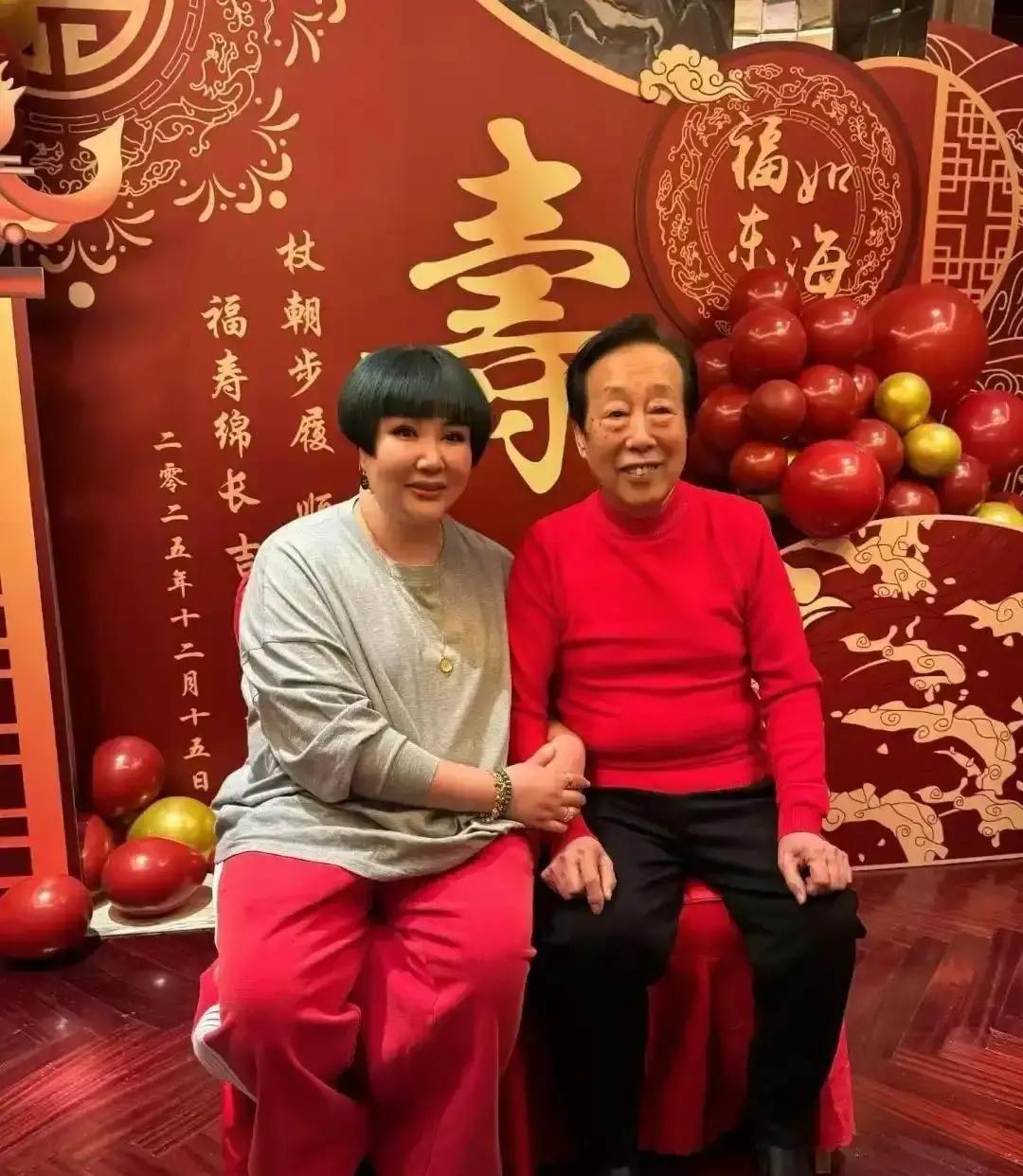 王惠给长辈过生日，盘个头发穿件深色裙子，被截图说土得掉渣。
我看视频里她忙前忙后