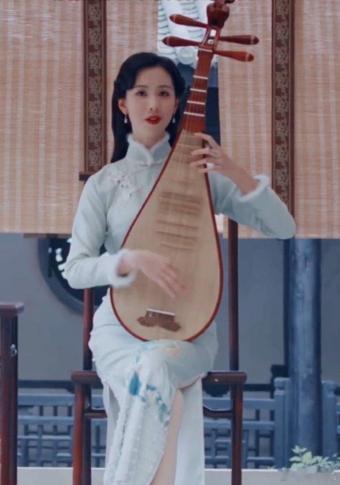 #陈都灵旗袍#陈都灵跟旗袍的适配度也太高了吧，太美啦！[舔屏][舔屏] ​​​