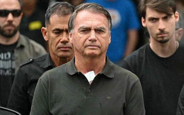 前总统政变被判27年，戴电子脚镣街头现身，特朗普力挺仍救不了？
   
在巴西街