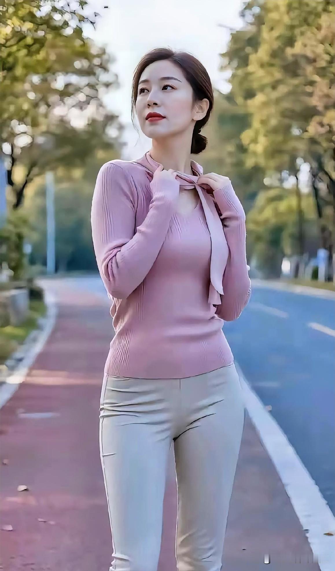 时尚穿搭粉衫系柔情，漫步林荫，秋光轻吻眉眼。