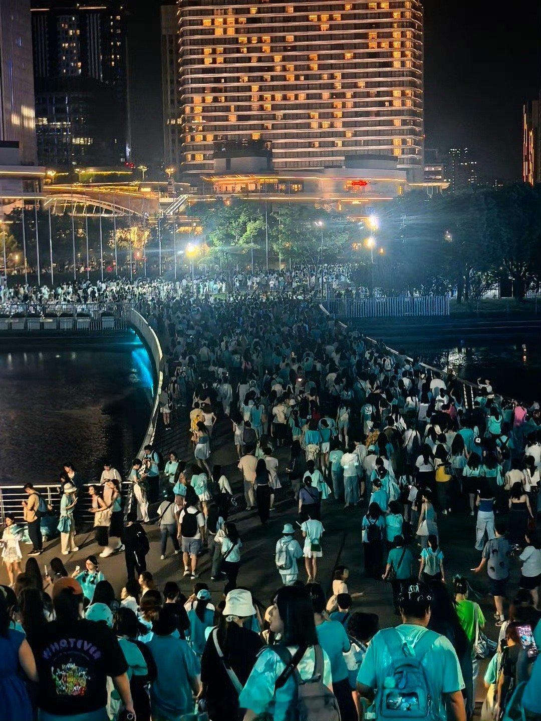 刘雨昕演唱会的观看人数实打实的多 [good] ​​​
