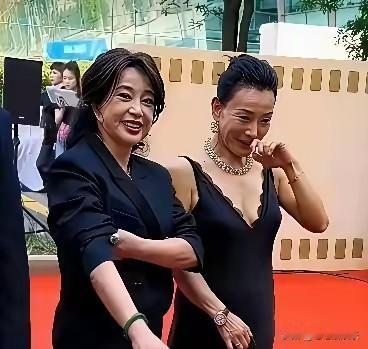 花无百日红
最好看的花也会凋落。谁能长生不老呢？只是为什么这些的人为什就不能𠄘