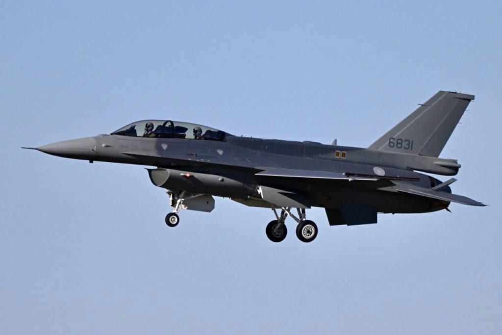 台军最新锐战斗机F-16V，即将抵台。
据岛内媒体援引“岛防部”消息，台空军首批