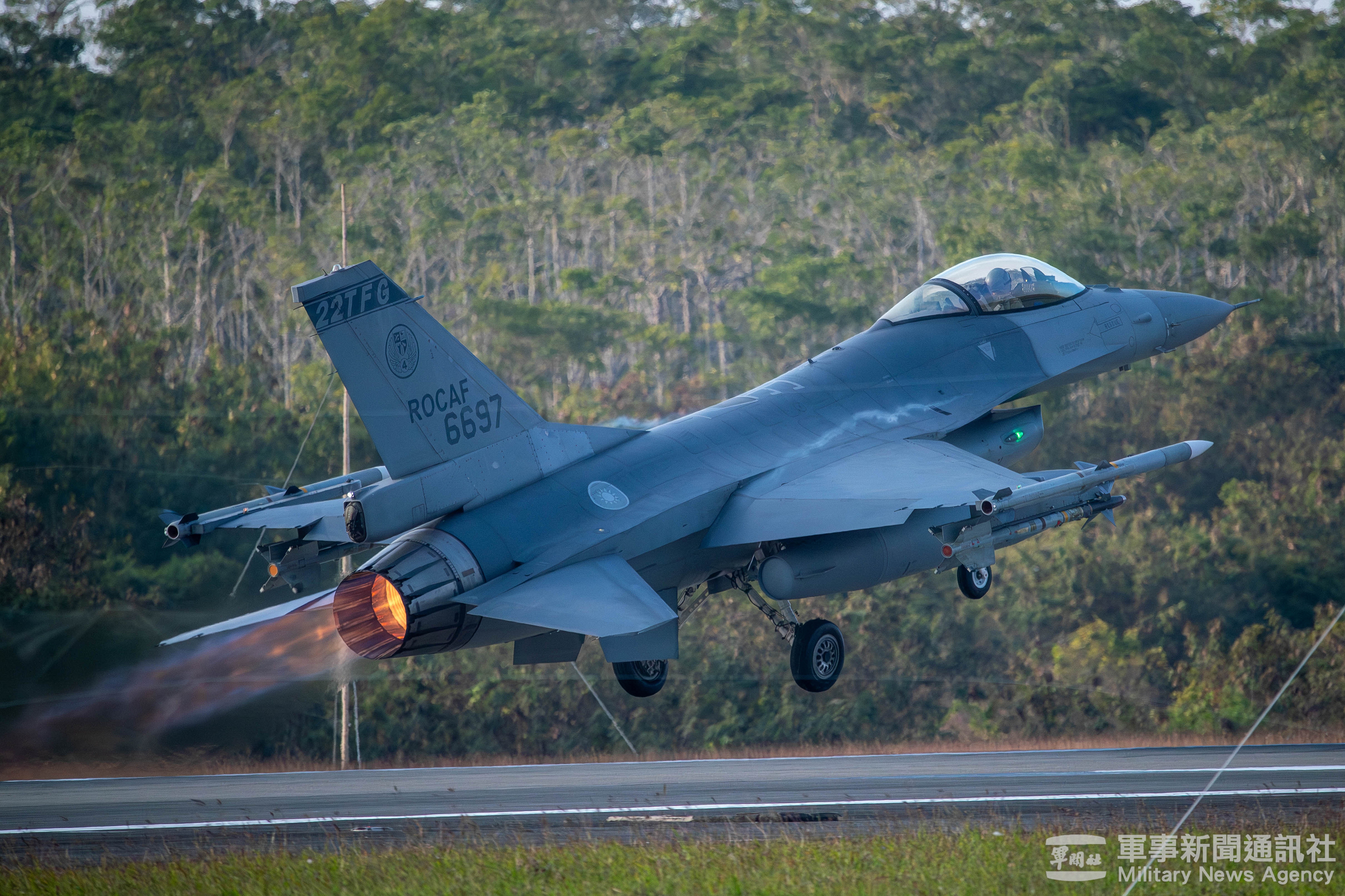 高分辨率图像 近日的台军F16，展示了AIM120C7实弹，照片来自来自军闻社的