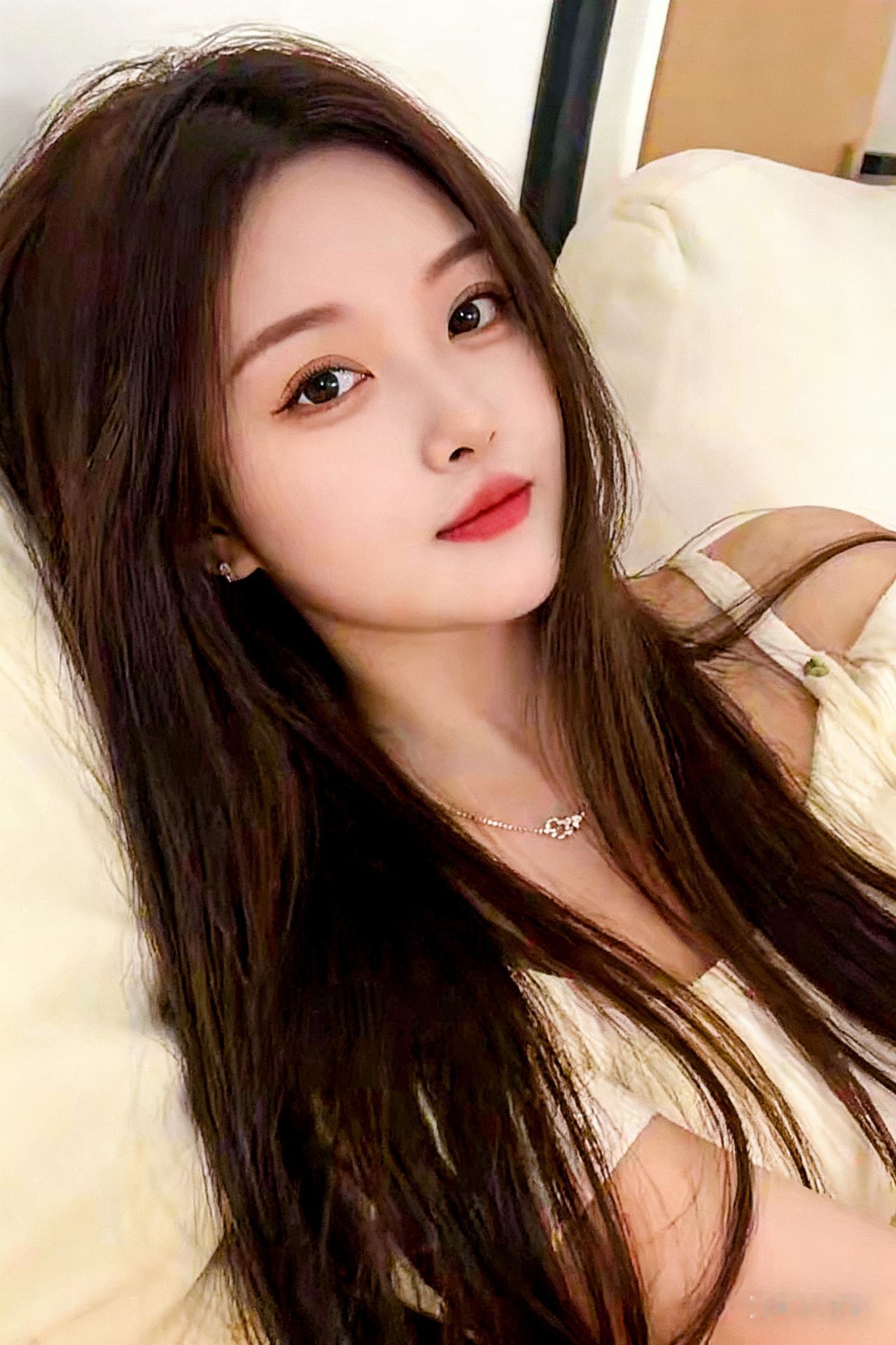 慵懒午后，温柔少女，微风轻拂发梢