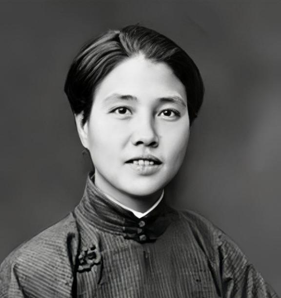 她是中国共产党唯一女创始人，她争取婚姻自由，男女平等，1928年因叛徒出卖被捕，