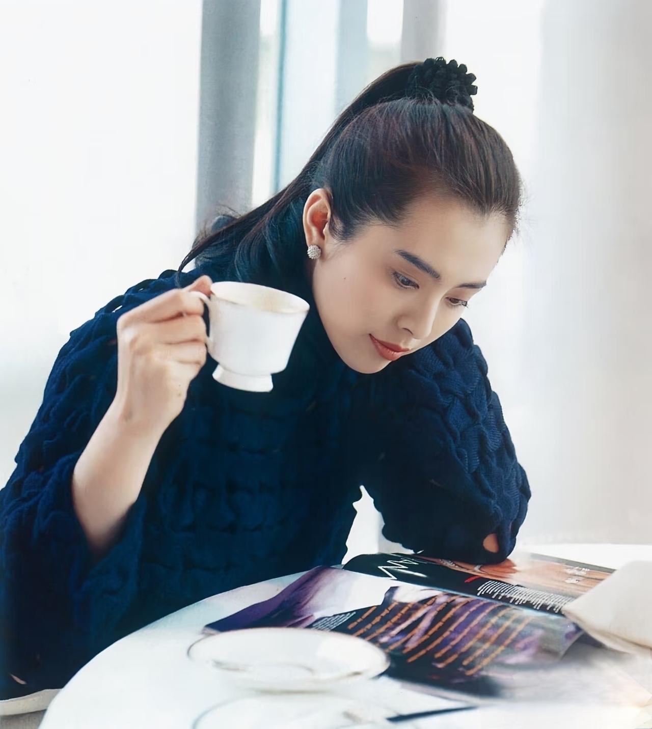 唉！
一眼就知道她是谁的，
是不是都像我一样——老了[笑哭][笑哭][笑哭]