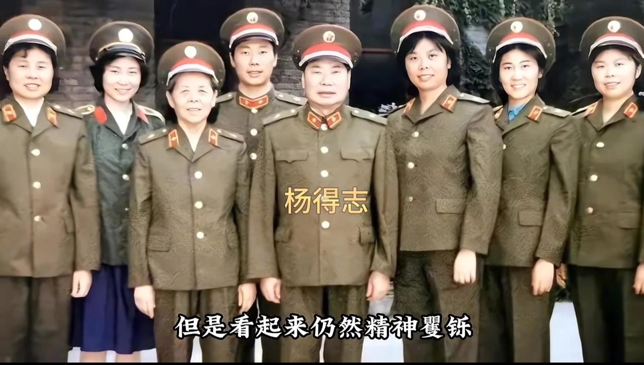 开国上将杨得志和妻子与子女的合影，一家八口身着军装，威风凛凛，两代革命军人，被大