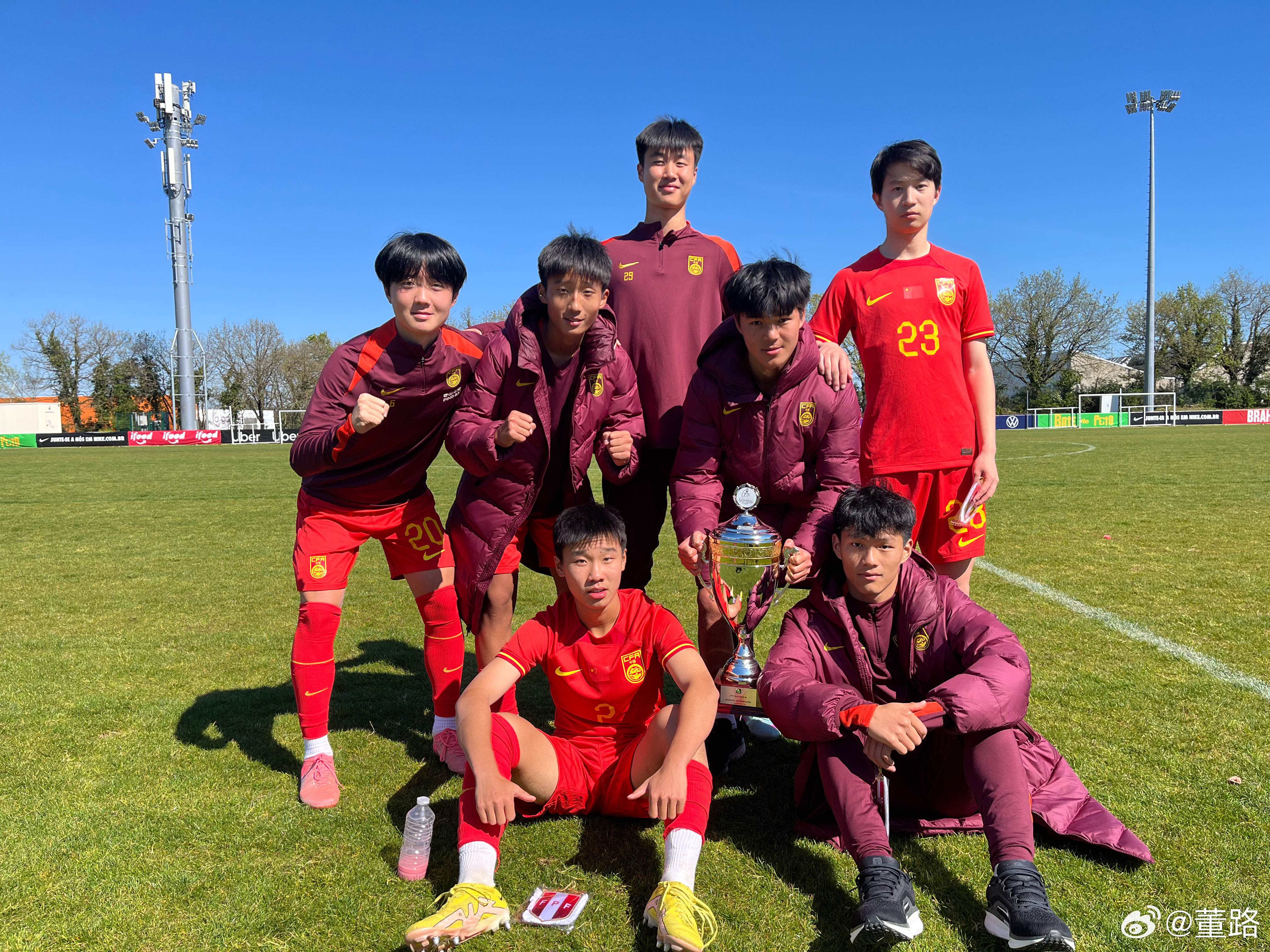 10国少击败秘鲁，终止连败！赛后，凯凯提议中国足球小将 0的老伙计们来一张合影。