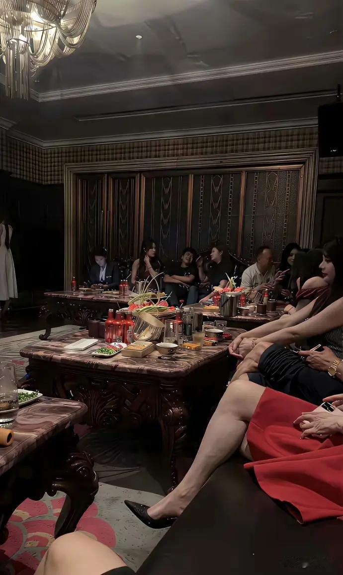 这装修金碧辉煌，有点中式风格。