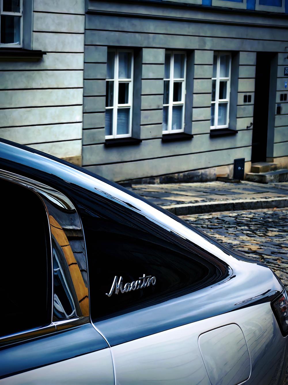 我们见过太多新车发布会，在流光溢彩的舞台上讲述对豪华的理解。但尊界S800最近完