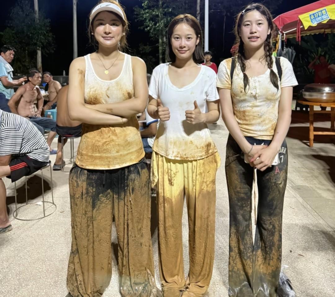 断联6小时，

外头都以为镇龙乡变成了孤岛。

谁最先带救命物资进去的？

不是
