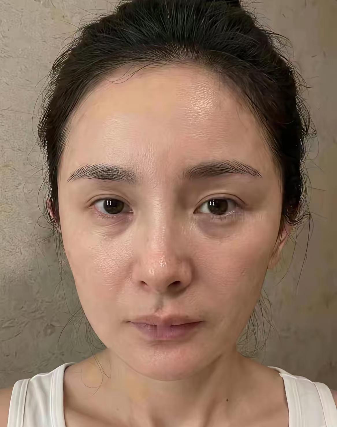 杨幂，真的太敢了！
杨幂已经39岁了，完全没有了偶像包袱。
她还把她素颜照放出来